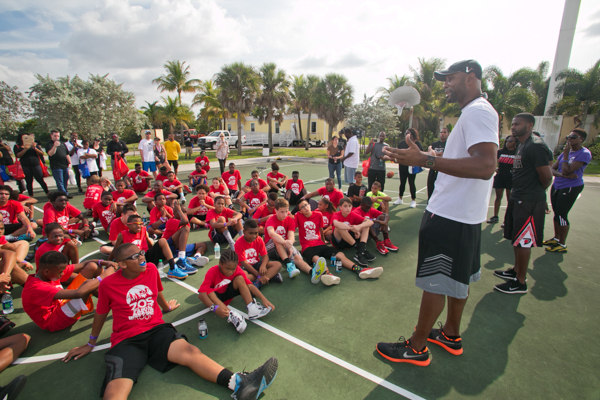 Basketball hall-of-famer Alonzo Mourning hosts Winter Groove event